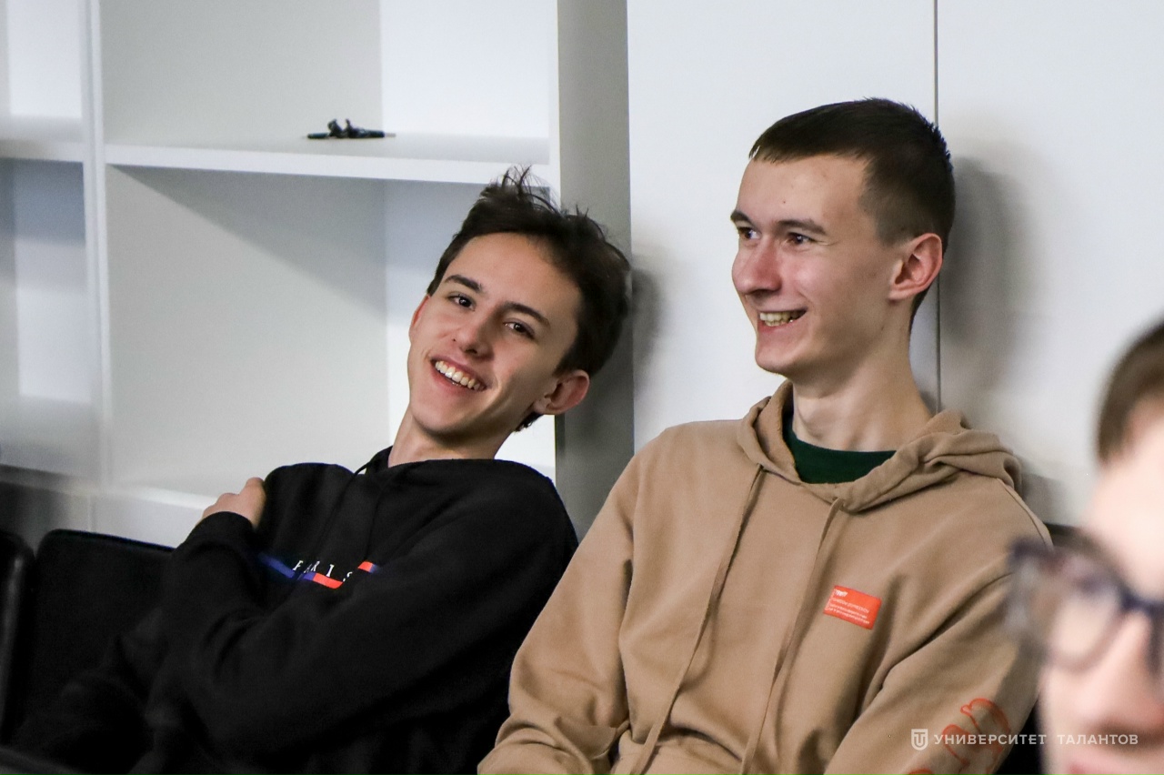 Точка роста: как в Университете Талантов прошла профильная смена «Олимпиадная информатика. Регион»