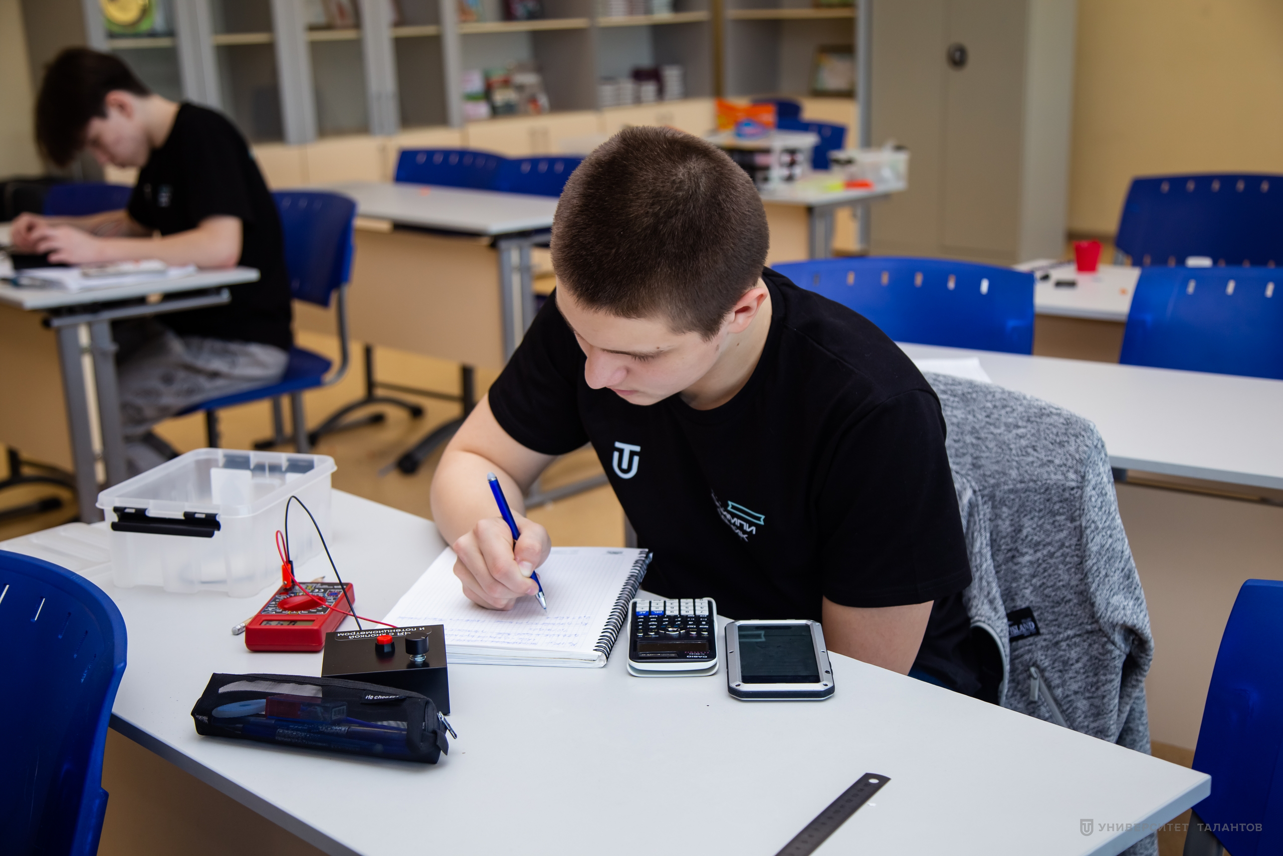 Новые знания и круг единомышленников: как прошли смены «Продвинутая химия» и «Олимпиадная физика» в Университете Талантов